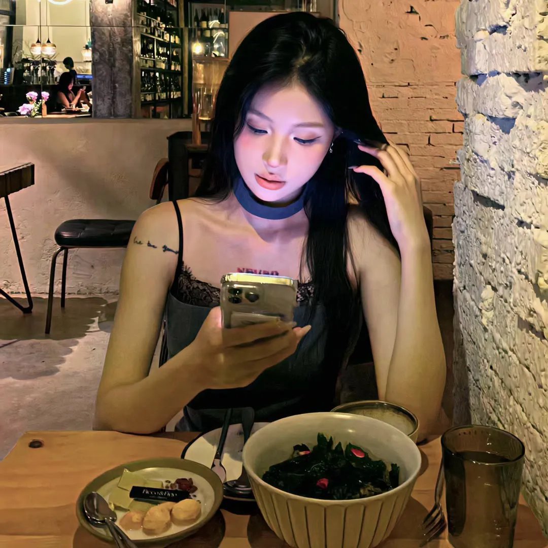恋综女嘉宾脚踏两条船，节目组火速否认，长达一周持续发酵